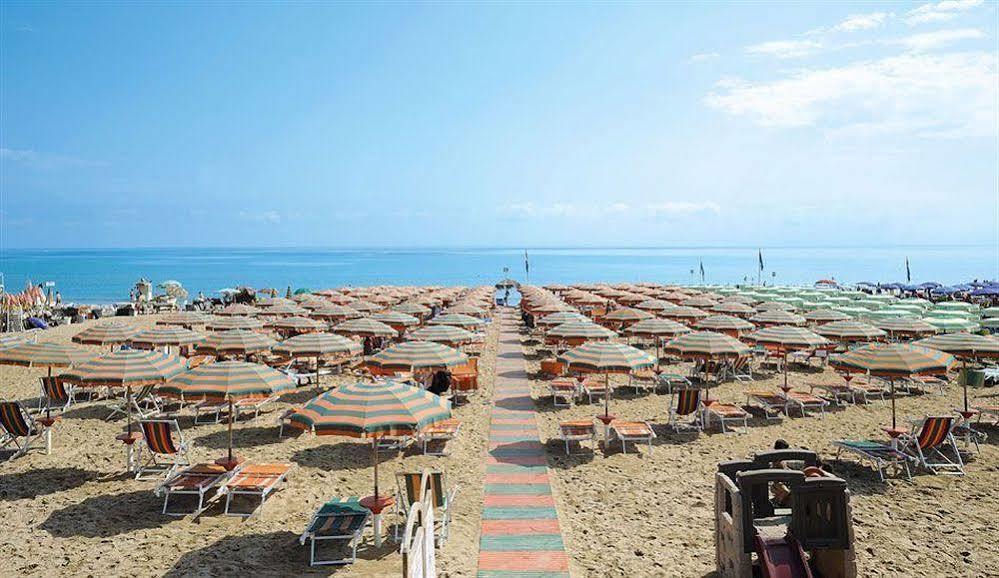Hotel Lido Alba Adriatica Buitenkant foto
